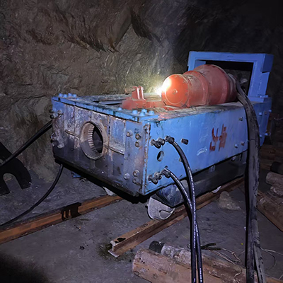 河北反井鉆機(jī)座機(jī)準(zhǔn)備開(kāi)干